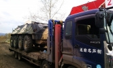 Грузовой эвакуатор в Красноярске перевозит бронетранспортер
